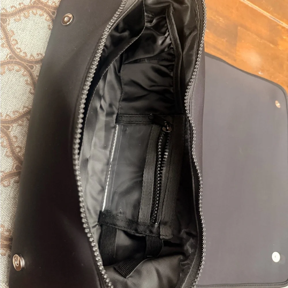 Esta bolsa de viaje de la marca Barefoot Caribou está diseñada para organizar